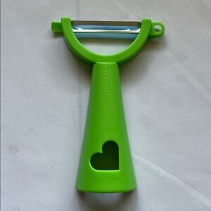 New Tupperware Universal Vegetable Potato Peeler green heart